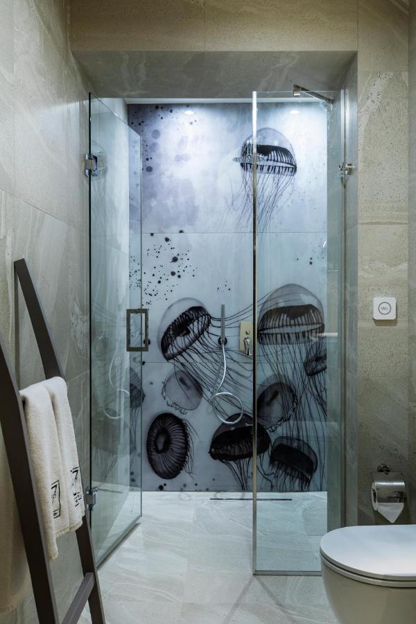 Gallery 37 Powered By Aston Plovdiv Bagian luar foto A shower enclosure