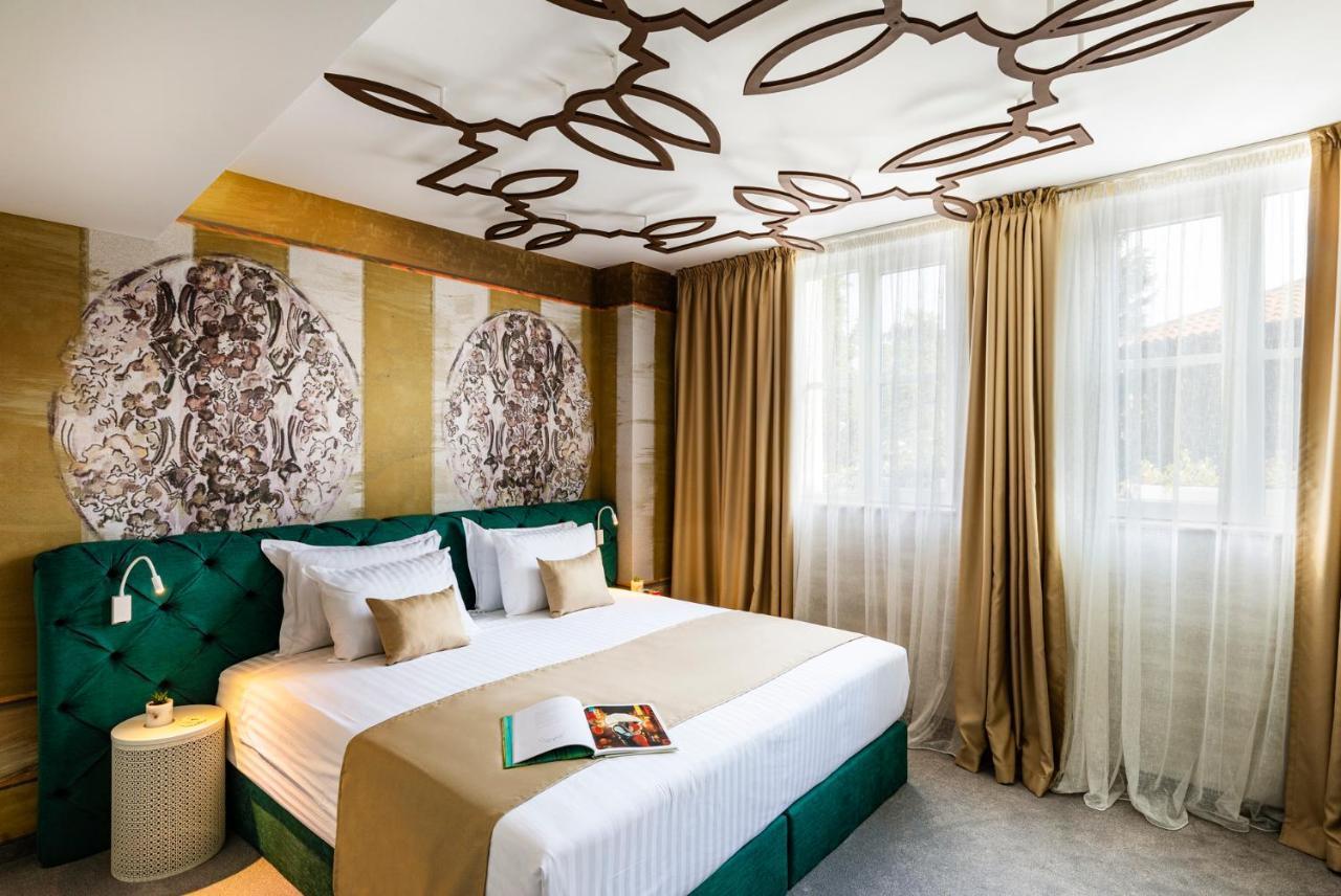 Gallery 37 Powered By Aston Plovdiv Bagian luar foto A room at the hotel