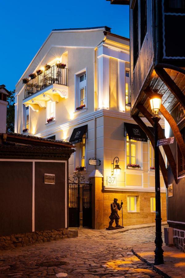 Gallery 37 Powered By Aston Plovdiv Bagian luar foto The hotel at night