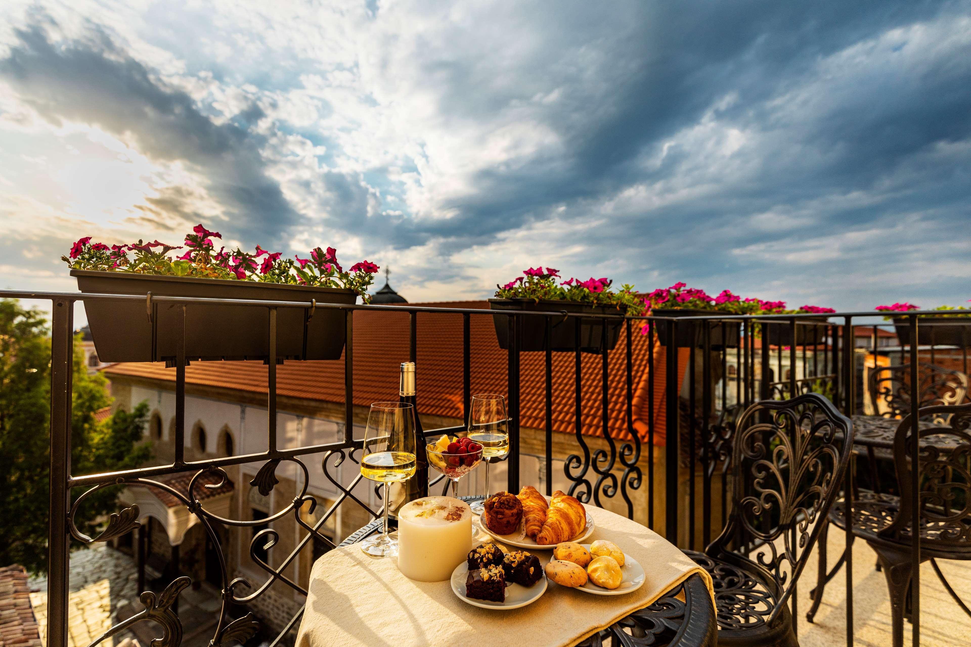 Gallery 37 Powered By Aston Plovdiv Bagian luar foto A balcony in Italy