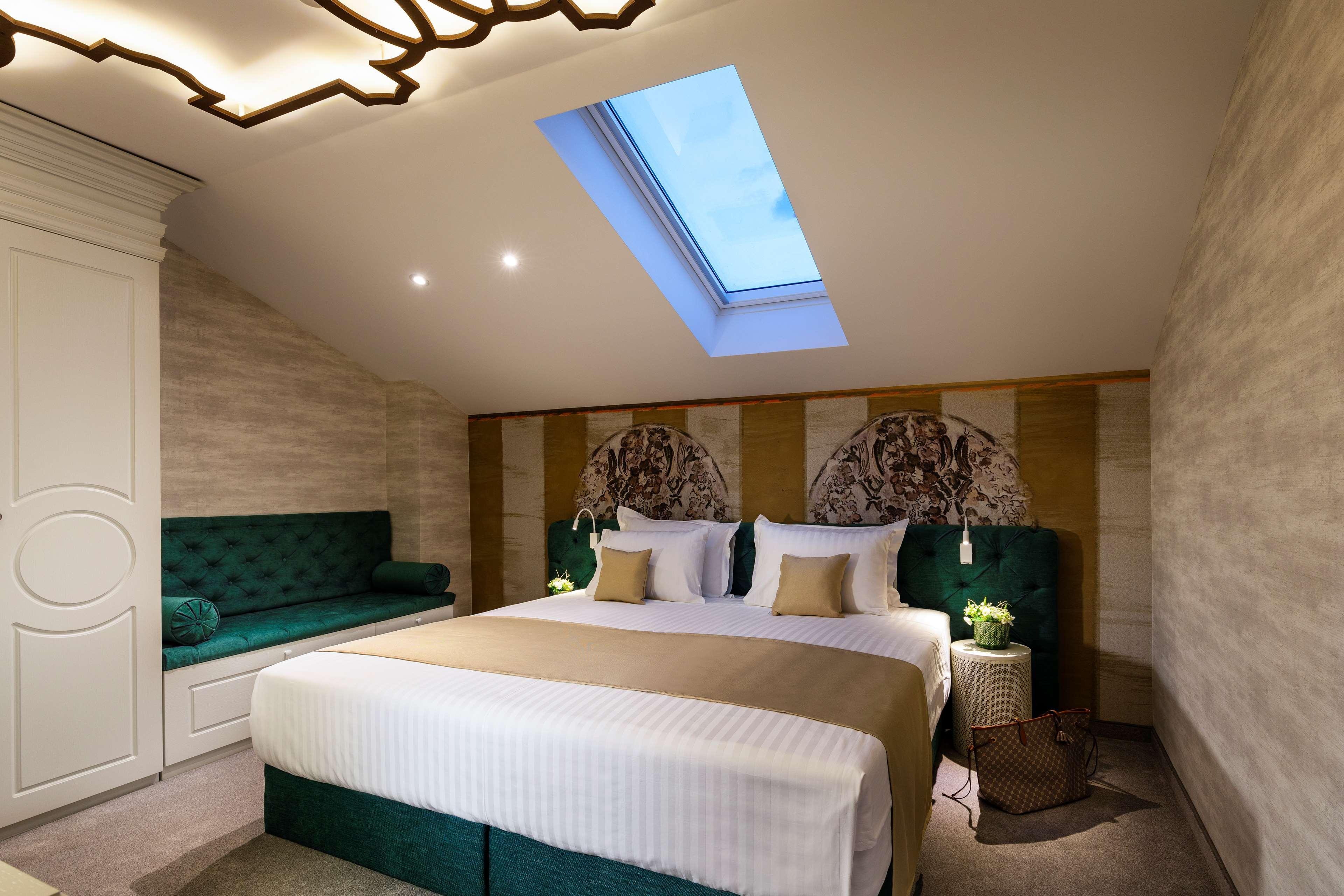 Gallery 37 Powered By Aston Plovdiv Bagian luar foto A bedroom at the hotel